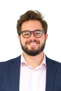 Foto primer plano director del Instituto Superior de Investigación Empresarial sonriendo ante la cámara.