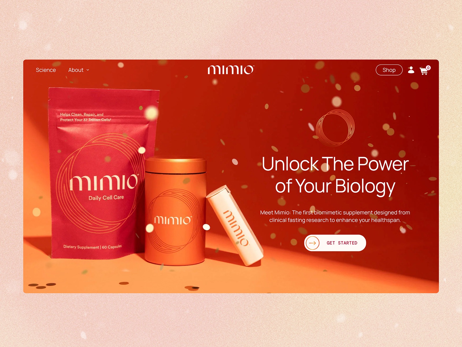 Una página web de mimio que presenta sus productos: una bolsa y un bote de suplementos dietéticos, con un fondo de coral y el texto "desbloquea el poder de tu biología".