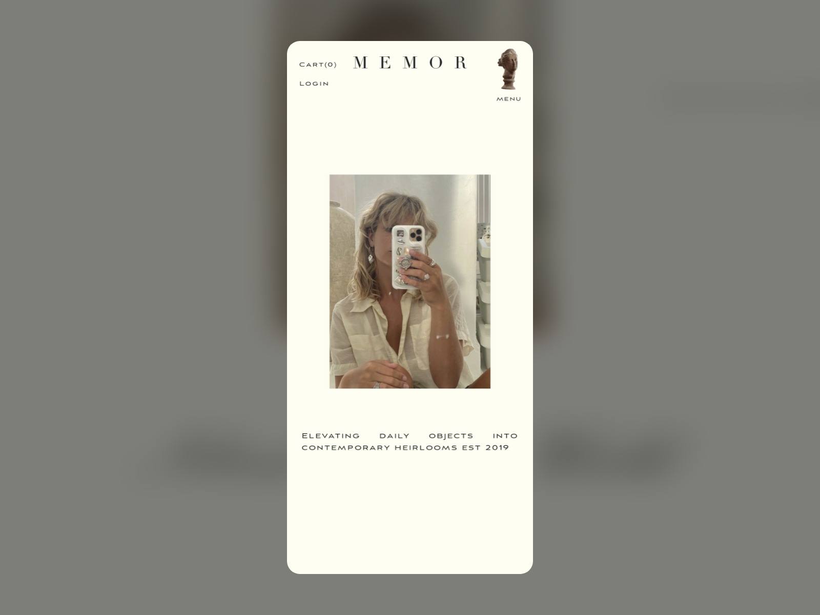 Página principal de la web de memor. Fondo blanco un una foto en la que aparece una mujer sacándose un selfie en el espejo.